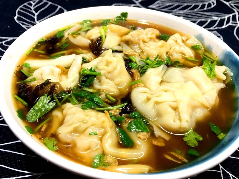 手工馄饨,一种承载着无数家庭温暖记忆的传统美食。今天就让我们一起走进这道美味的背后,揭开它的制作奥秘。